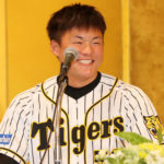 阪神ドラフト４位　前川右京が金本知憲氏の「６番」笑顔で熱望　将来つけたい背番号