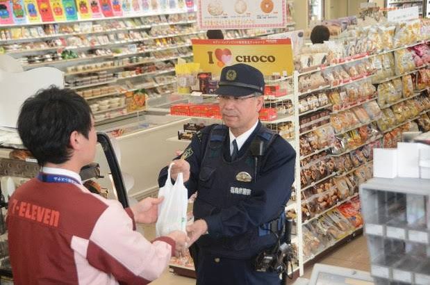 【犯罪防止】制服姿の警官、コンビニで私物の買い物認める →さぼってると勘違いしないで下さい。