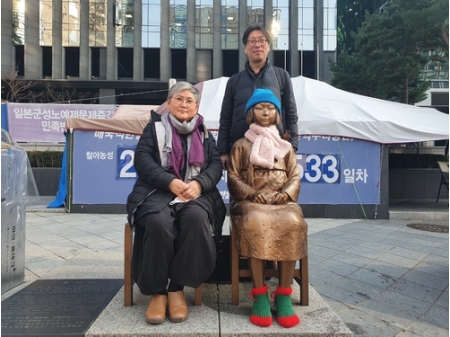 少女像初設置から１０年　韓国の彫刻家夫妻｢日本の謝罪が望み｣「少女像が果たした役割大きい」