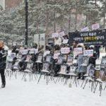 韓国、ワクチン被害訴え遺族らが大雪の中で大統領府まで行進…「大統領信じて家族失った」