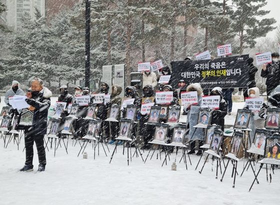韓国、ワクチン被害訴え遺族らが大雪の中で大統領府まで行進…「大統領信じて家族失った」