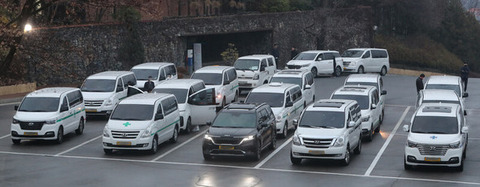 【ハンギョレ新聞】韓国のある火葬場にコロナ死亡者を乗せた救急車が集まり始めた