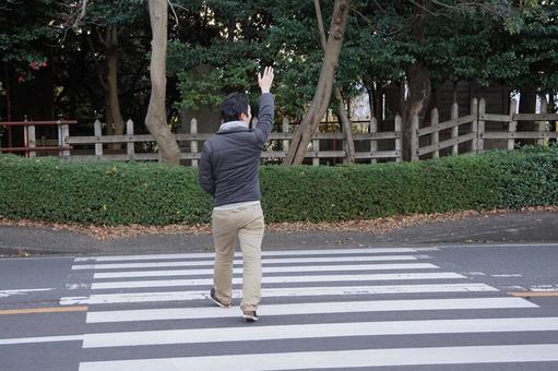 横断歩道のハンドサインの研究をしている高校生　恥ずかしがってやらない大人に呼びかける