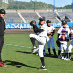 阪神　藤川球児SAが小学生に野球指導　「この中からプロ選手が出てくる」