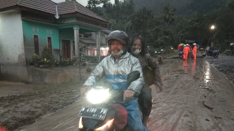 【大地】インドネシア・ジャワ島東部のスメル山が噴火　1人死亡、40人余がけが【動画有り】