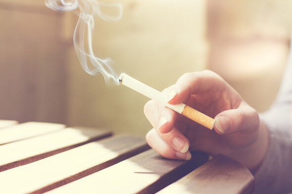 【懐かしい】昭和ってどこでもタバコ吸えたよなぁ。喫煙が「日本人の恥」と報じられたのは、そこからわずか10数年後の話