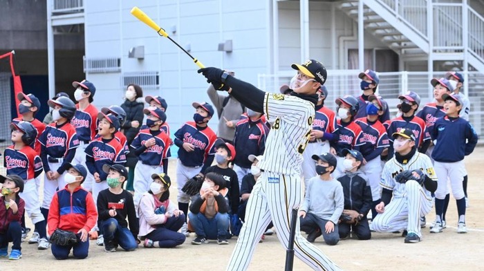 阪神・小川が勝ちパターン入り誓う　小幡は「内野全部」でアピール　少年野球チームと交流
