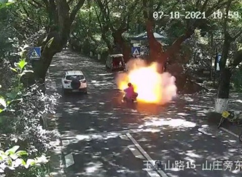 【悲報】 中国、運転中にEVが爆発！8歳女児が全身95％火傷、親戚から3400万円調達してICUで治療したが死亡