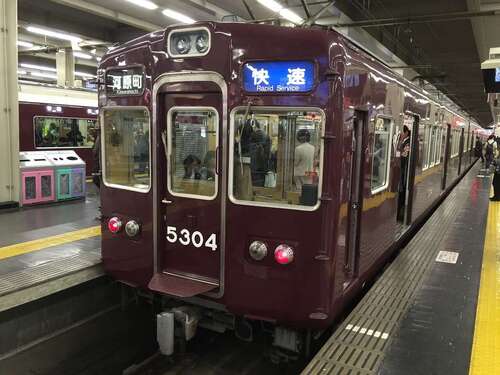 【動画あり】「とりあえず謝れや」「はい、暴行罪」阪急の電車内にあごマスクの電車寝そべり男が現れる　注意した車掌に逆ギレ
