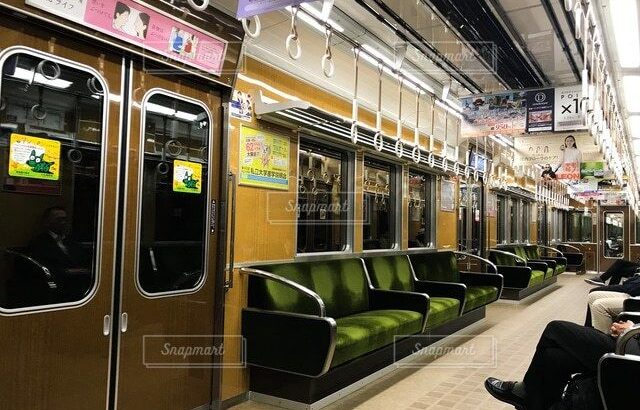 【阪急電車にもまさかのジョーカー？】電車ドアを「蹴り続ける乗客」動画拡散　阪急電鉄「警察に相談している」