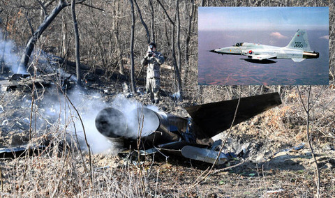 【韓国】F-5E戦闘機が墜落..パイロットは死亡
