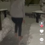 【画像】女さんがｵｺｼﾃ飛び込みを雪で敢行ｗｗｗｗ