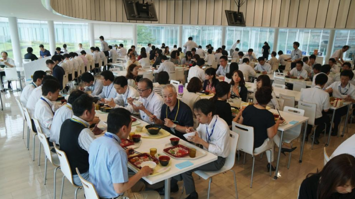 楽天「あ、派遣さんは社員食堂利用禁止です。隣のイオンで食べてください」　派遣社員「…はい」