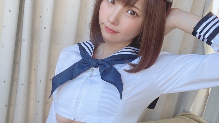 【コスプレ】えなこ“下乳”あらわな大胆すぎる制服ショット　猫耳でウインクにファン歓喜