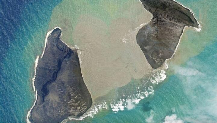 【トンガ大噴火】衛星写真で見る大規模火山噴火の前と後（※津波の被害を受けた地域の画像が含まれています）