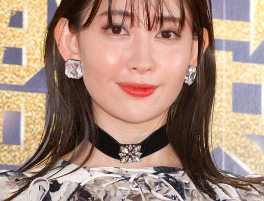 小嶋陽菜、色白で完璧な美脚にツッコミ殺到「膝小僧に年齢が出てる」