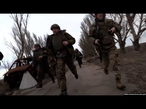 ウクライナ内相、国際メディア関係者が同行する前線視察中に迫撃砲攻撃を受け避難（動画あり）