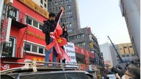 【韓国】五輪判定に激怒　市民団体が中国大使館付近集会で国旗破る