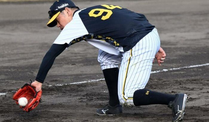 阪神原口文仁、今季から内野手登録「両方対応できるよう」左翼で打球さばき、投内連係で三塁守る