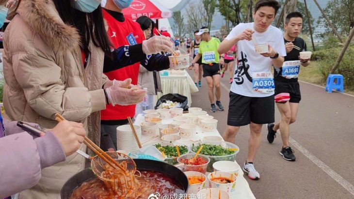 【悲報】中国で行われたマラソン大会の給水所がやばい