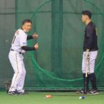 阪神・佐藤輝が藤井康コーチから計１時間に及ぶ密着指導