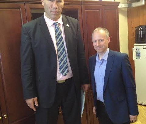 【悲報】ロシアで一番デカい議員213cm140kgもある巨人