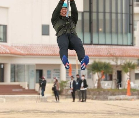 阪神・鈴木と桐敷がキャンプ休日に軽石清掃のボランティア＆海越ジップラインに挑戦