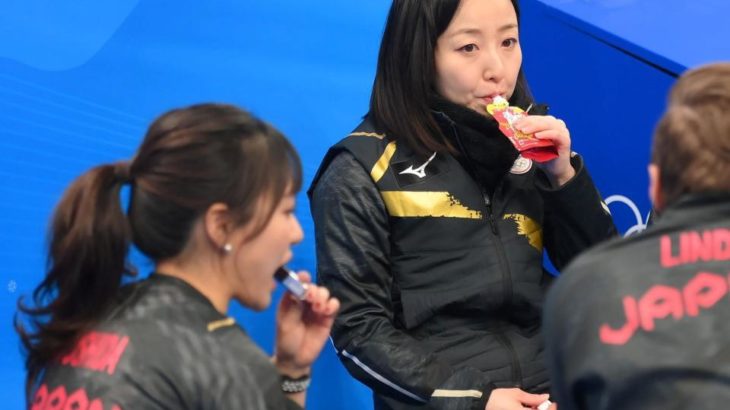 【北京五輪】カーリング女子“もぐもぐタイム”ではどら焼きも登場　ようじが刺さったバナナも