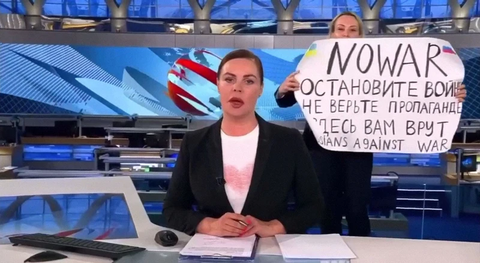 【放送事故】ロシア国営放送でスタッフ乱入「戦争反対」を叫ぶ。「プロパガンダを信じないで　嘘を伝えたくない」　当局は身柄を拘束