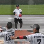 【画像】西岡剛さん(37)監督の独立リーグ開幕、オーナーのホリエモンが始球式を務めるも雨天中止を発表