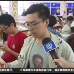 【画像】中国で放送事故　ある日本人の写真をプリントしたTシャツが映り人権問題にｗｗｗｗｗｗ