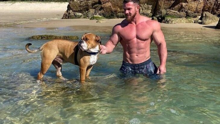 【画像】男ならこれくらいの犬と筋肉は欲しいよな？？？？