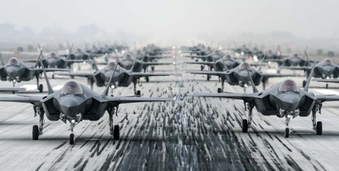 【軍事】金正恩も恐れる韓国空軍ステルス戦闘機が示威行動・・・滑走路 「エレファントウォーク」