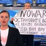 【ロシア】生放送で「戦争やめて」　TV局の女性社員が紙掲げる