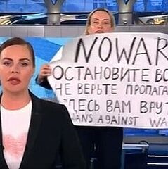 【ロシア】生放送で「戦争やめて」　TV局の女性社員が紙掲げる