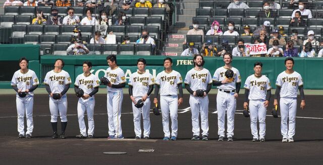 オープン戦試合前、阪神の１０人の新入団選手が甲子園のファンの前で挨拶