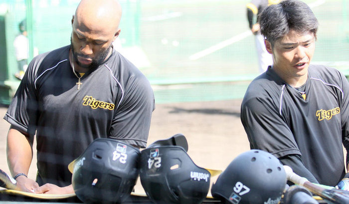 阪神　ロハス一塁の守備練習に取り組む　起用の幅広げるための準備か