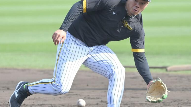 【阪神】佐藤輝が二塁でノック受ける　試合前練習で軽快な動き