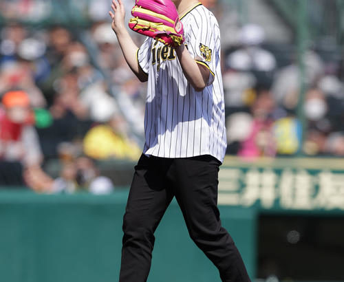 「美しすぎる」「がんばれー！」平野美宇が甲子園球場で始球式前ショットを公開