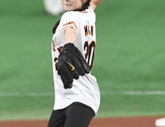 本田真凜がおさげ姿で人生初始球式「めちゃくちゃ緊張。反対に投げそうに」