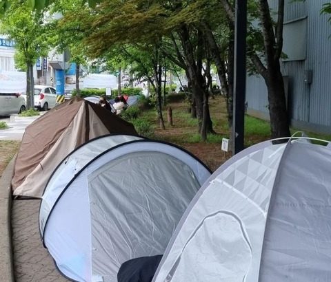 【韓国】ポケモンパンを求めてテントを張って野宿している今日（7日）の仁川Eマート・トレイダース前の状況
