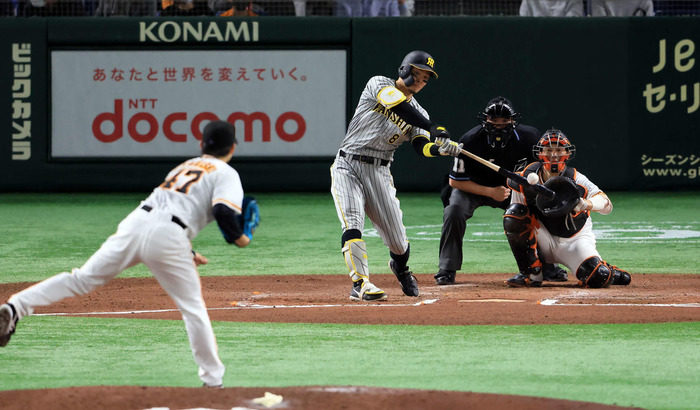 阪神　逆転劇の口火は佐藤輝明！「何とか早く点を取ってあげようと」12球団トップの11二塁打