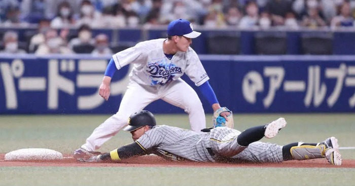 阪神4番復帰の佐藤輝明が2回にプロ初三塁打、大山の20打席ぶり安打で同点
