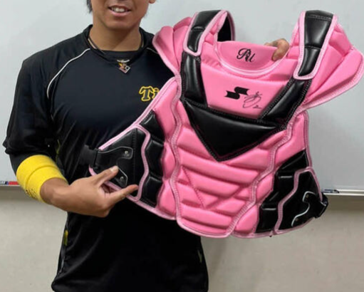 【阪神】梅野隆太郎ら「母の日」で使用ピンク色の用具をチャリティーオークションに出品へ