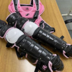 【阪神】梅野が“ピンク防具”で母の日へ　SSK社が特製プロテクターお披露目