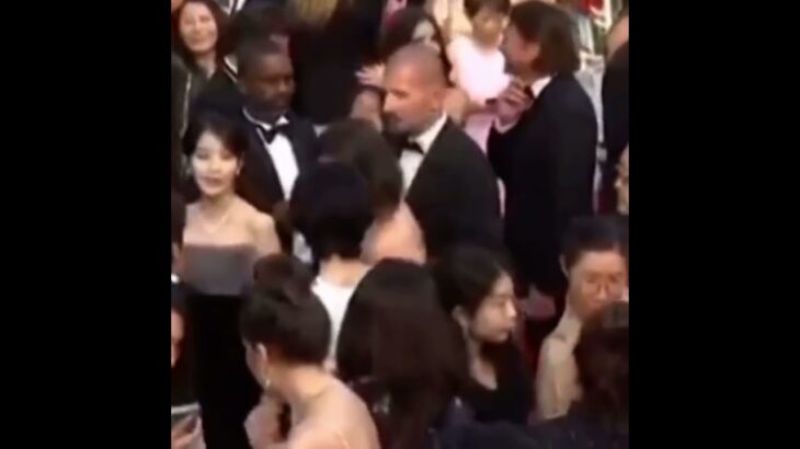 カンヌ国際映画祭で韓国の人気歌手IUにぶつかったフランス人女性、「人種差別だ」と批判され謝罪