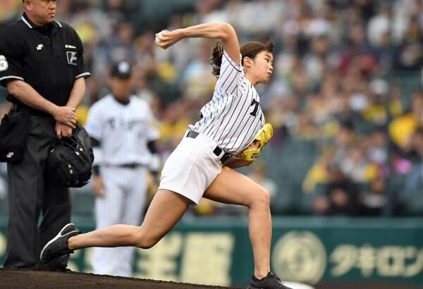 【朗報】稲村亜美さん、野球少年に囲まれてニッコリ