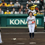【阪神】熱狂的ファンの有働由美子アナが始球式　黄色いマント姿、背中には「阪神愛」の文字