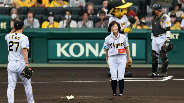 【阪神】熱狂的ファンの有働由美子アナが始球式　黄色いマント姿、背中には「阪神愛」の文字