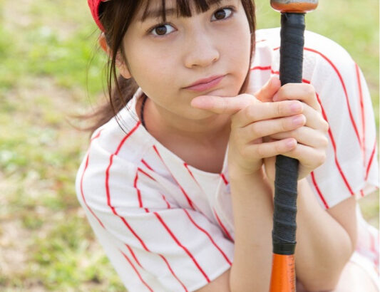 【画像】女「あれ？ユニフォームの下にスク水着て野球すればいいんじゃねーの？w」ﾊﾟｼｬｯ